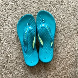 NWOT Nike teal sandals in women’s 8